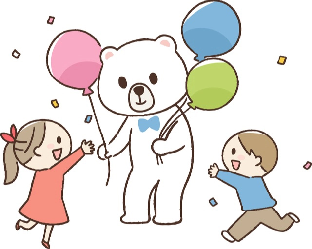 風船を子供に渡すクマのマスコット
